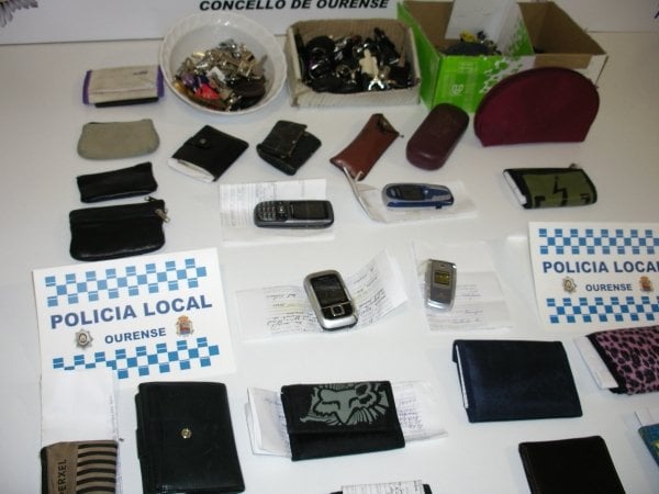 Carteras, móviles y llaves depositadas en la oficina de objetos perdidos.