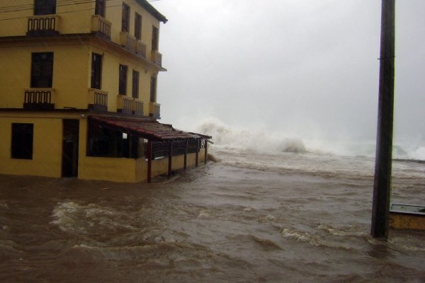 Inundaciones ocurridas tras el paso del huracán Ike cerca de Baracoa en Cuba. (Foto: efe)
