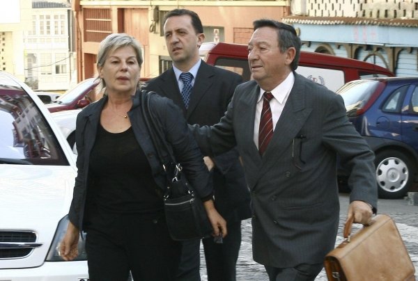 La cocinera Toñi Vicente, con sus abogados, tras ser puesta en libertad. (Foto: José Mauriz)