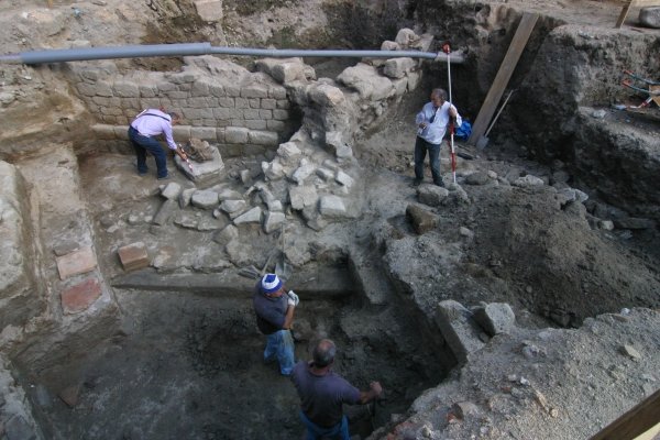 Operarios junto al muro del siglo I encontrado en la zona de As Burgas. (Foto: Xesús Fariñas)