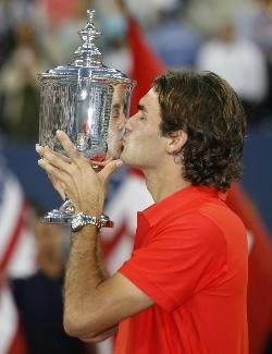 Roger Federer besa su trofeo.