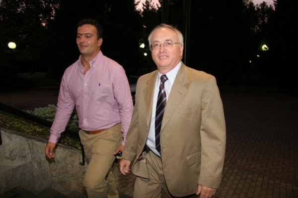 Pierre Ianni (derecha) llega al hotel para dar su conferencia.  (Foto: Xesús Fariñas)
