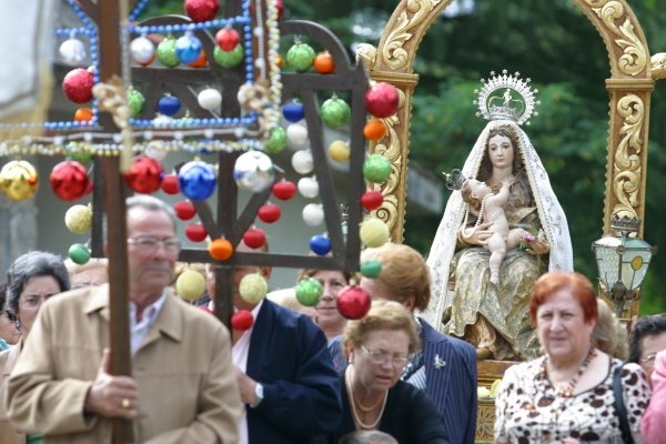 Los fieles arroparon a la Virgen durante la procesión celebrada en el recinto del santuario. (Foto: Xesús Fariñas)
