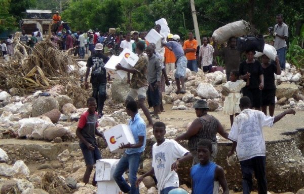 Reparto de ayuda humanitaria en Puerto Príncipe. (Foto: EFE)
