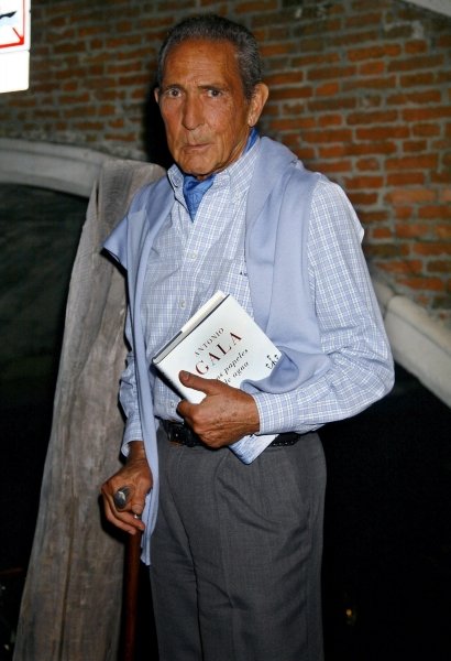 Antonio Gala, en Venecia, con su nuevo libro. (Foto: Josefina Blanco)