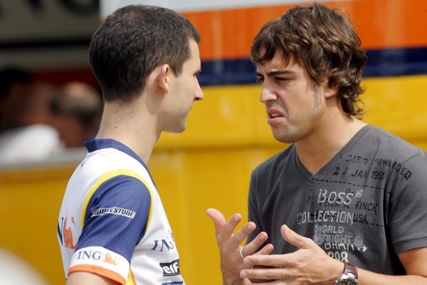 Fernando Alonso habla con un miembro de su equipo en Monza. (Foto: Felix Heyder)