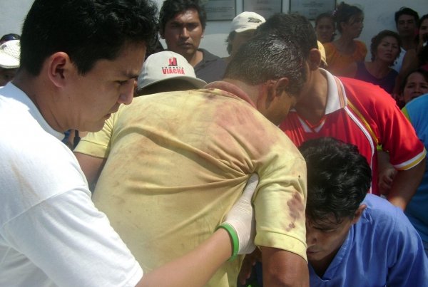Varios ciudadanos llegan al hospital de Cobija heridos tras los enfrentamientos. (Foto: efe)