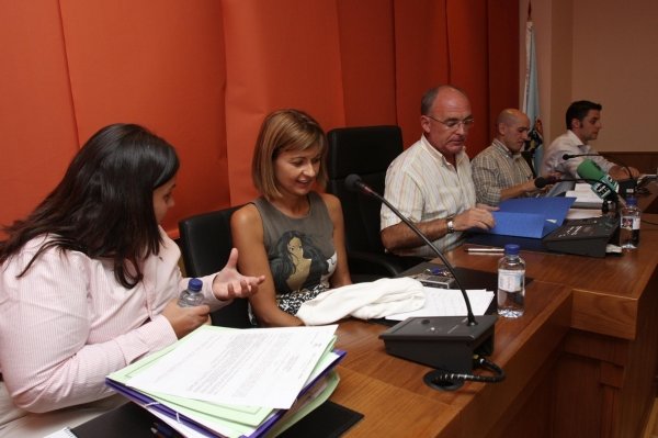 La teniente de alcalde, Carmen Pardo, durante el pleno celebrado el pasado lunes en el Concello.  (Foto: Miguel Ángel)