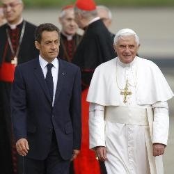 El presidente francés, Nicolas Sarkozy con el  Papa Benedicto XVI.