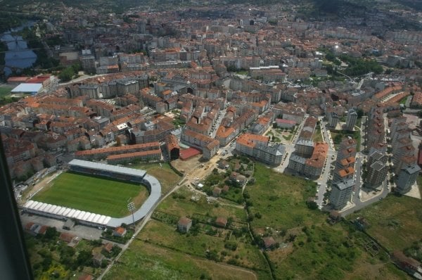 Imagen aérea del barrio de O Couto, con el estadio a la izquierda, en primer plano. (Foto:  Archivo)