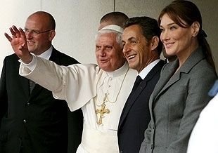 El presidente francés y su esposa, Carla Bruni, acompañan al Papa Benedicto XVI  (Foto: EFE)