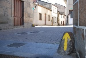 Flechas amarillas de señalización del camino en A Rúa Vella