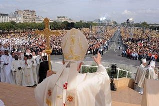 Más de 260.000 personas se congregaron en la explanada de los Inválidos para recibir al Papa. (Foto: EFE)
