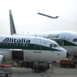 Aviones de la aerolínea de bandera italiana, Alitalia (Foto: EFE)