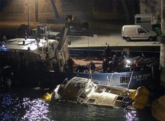 Un equipo reflota la lancha que naufragó en el Sena  (Foto: EFE)