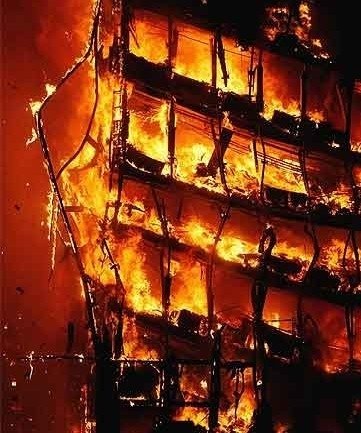 Imagen de archivo del edificio Windsor en llamas.