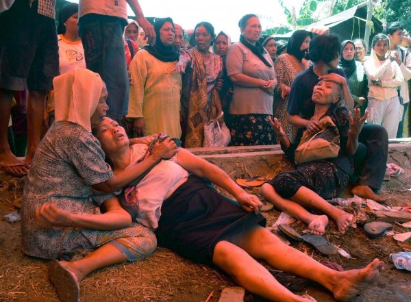 Mujeres heridas en el suelo tras la desbandada humana. (Foto: efe)