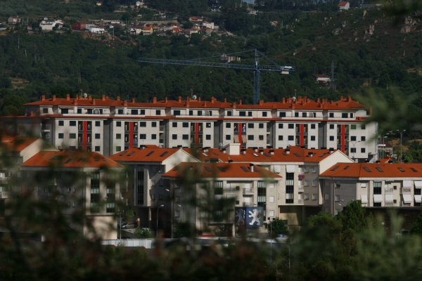 Edificios de viviendas en construcción ubicados en el barrio ourensano de Mariñamansa. (Foto: Xesús Fariñas)