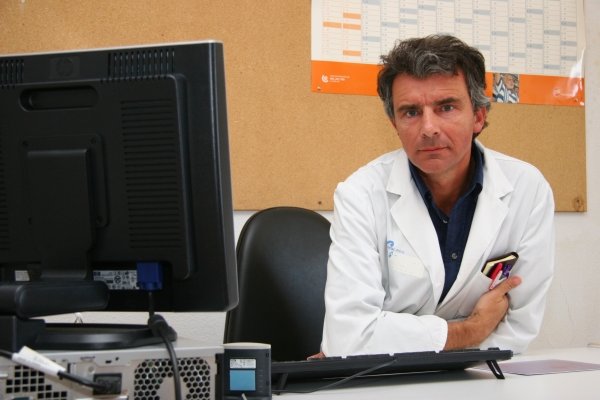 Rogelio José Valbuena, urólogo del CHOU. (Foto: Xesús Fariñas)