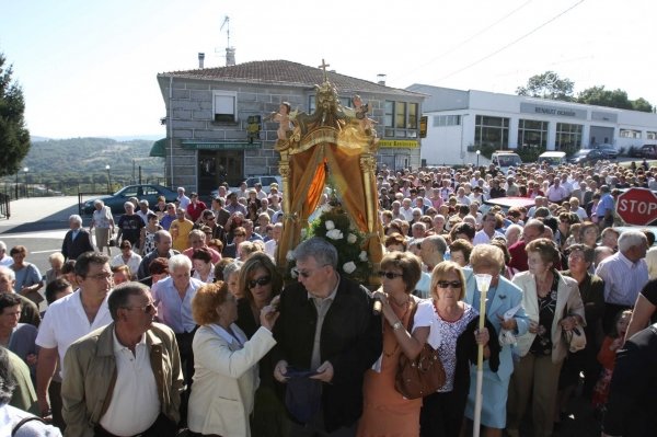La Virxe do Cristal, seguida por una multitud de fieles, durante la procesión do encontro.  (Foto: Miguel Ángel)