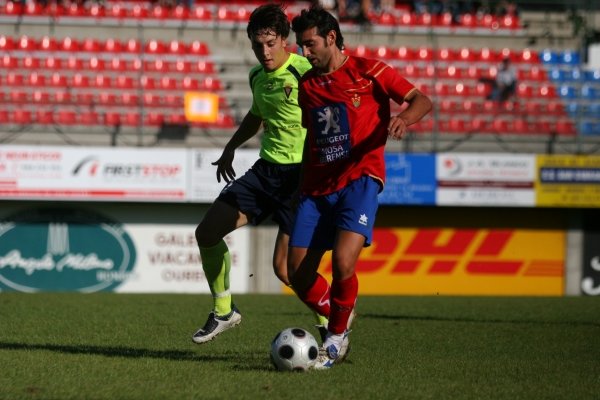Moisés Pereiro controla el balón ante un rival del Lalín, en el partido del domingo pasado en O Couto.