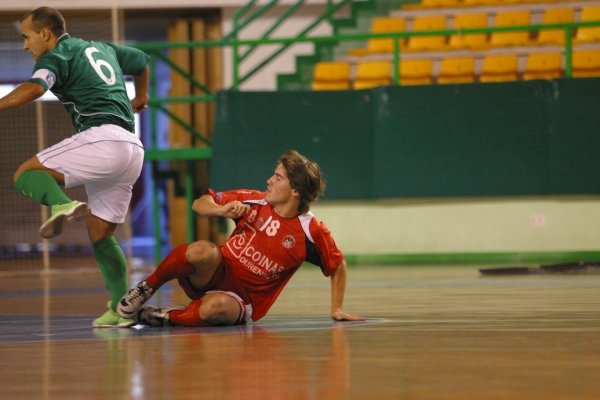 El juvenil Pablo pelea la pelota con un rival.
