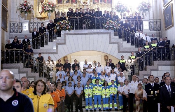 Pilotos de aviación y equipos de emergencia que colaboraron en el rescate de las víctimas de Barajas durante el funeral. (Foto: Juanjo Martín)