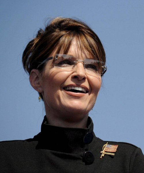 Sarah Palin marca tendencias con su moño y sus gafas. (Foto: Matthew Cavanaugh)