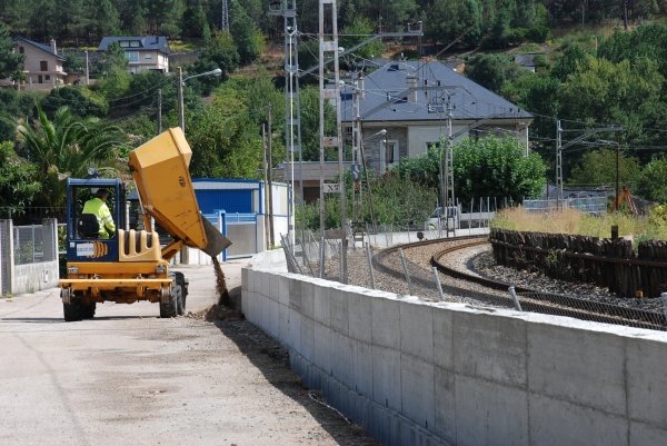 Obras de  construcción del muro, en Vilamartín.