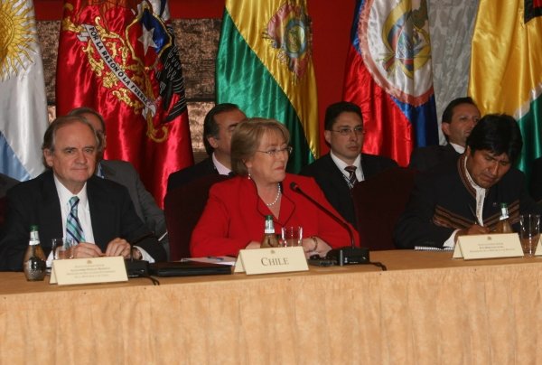  La presidenta de Chile, Michelle Bachelet al lado de su canciller A.Foxley y Evo Morales. (Foto: efe)