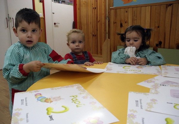  Niños acogidos en la guardería del colegio Vila do Arenteiro, en Carballiño.  (Foto: Martiño Pinal)