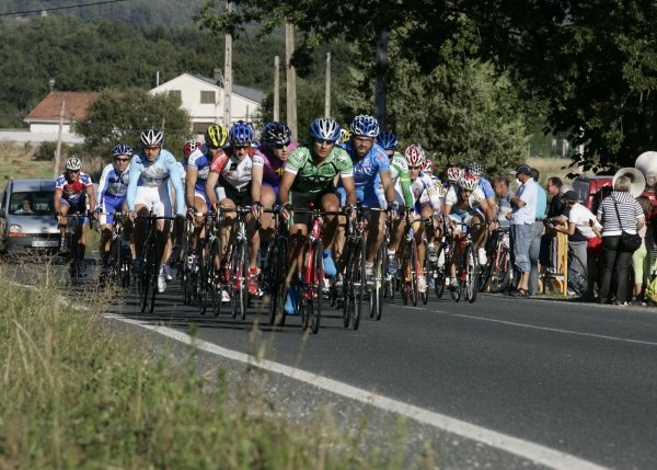 El grupo de ciclistas, en el circuito de Cortiñas, en Pereiro.  (Foto: Marcos Atrio)