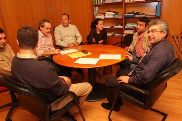 Un momento de la reunión entre los representantes vecinales y Raúl Fernández. (Foto: Miguel Ángel)