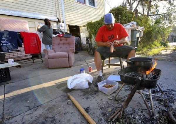 Residentes  permanecen fuera de sus casas en Texas  tras el paso del huracán Ike. (Foto: Larry W. Smith)