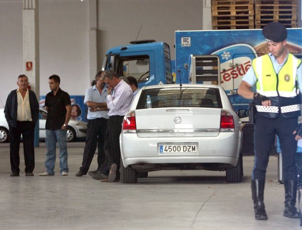 Policías y compañeros del trabajador asesinado en la fábrica de Nestlé en Vila-Seca. (Foto: Jaume Sellart)