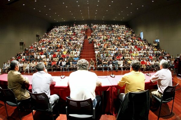 Asamblea de mejilloneros en Vilagarcía. (Foto: Salvador Sas)