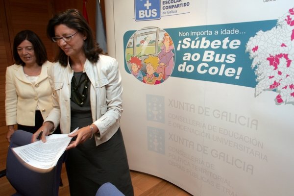 Laura Sánchez Piñón y María José Caride, durante la presentación de nuevas líneas de transporte escolar compartido. (Foto: Ana Varela )