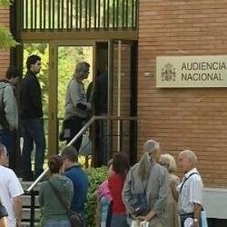 Familiares de los condenados a las puertas de la Audiencia Nacional.