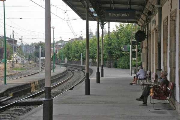 Tres viajeros esperando ayer la llegada de un tren en la estación de Ribadavia. (Foto: Martiño Pinal)