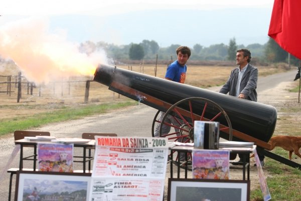 El concejal de Cultura y el alcalde de Rairiz ponen a prueba los cañones. (Foto: Xesús Fariñas)
