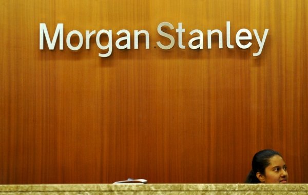 Un recepcionista espera clientes en la sede de  Morgan Stanley.