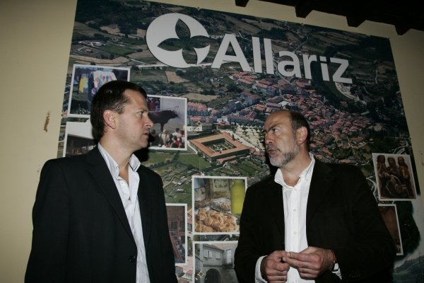 Los alcaldes de Tolosa y Allariz, Jokin Bildarratz y Francisco García, en la Casa do Concello. (Foto: Marcos Atrio)
