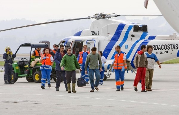 Llegada de los marineros rescatados al aeropuerto de Alvedro. (Foto: Cabalar)
