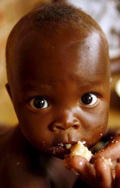 Un niño come papilla de maíz en Malawi. (Foto: EFE)