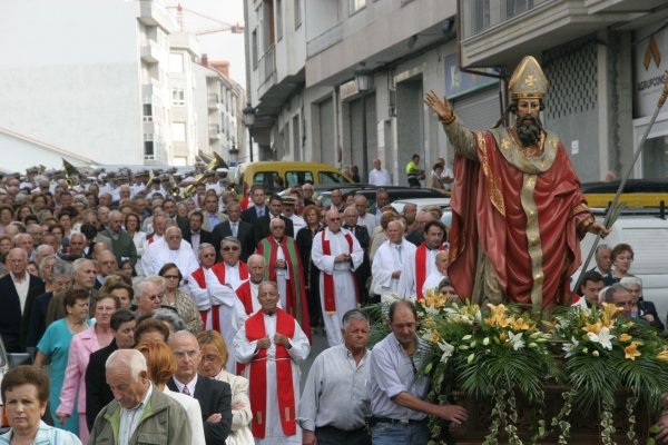 La procesión en honor de San Cibrao recorrió las calles del centro de Carballiño.  (Foto: Martiño Pinal)