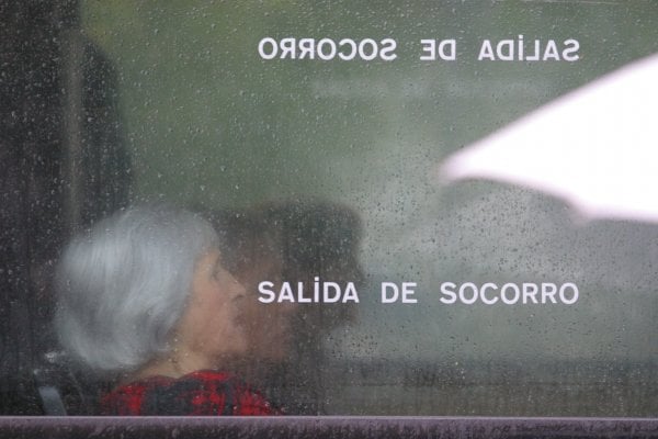  Una usuaria del autobús urbano, en un vehículo de Urbanos de Ourense. (Foto: José Paz)