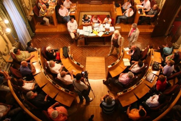 Devesa y Varela (centro de la mesa), con el colectivo vecinal. (Foto: Xesús Fariñas)