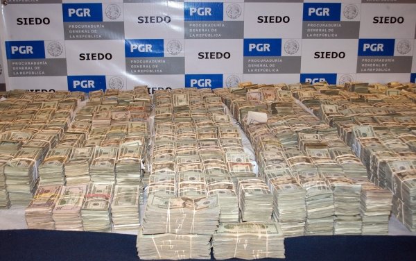Parte del dinero decomisado por la Policía. (Foto: David de la Paz)
