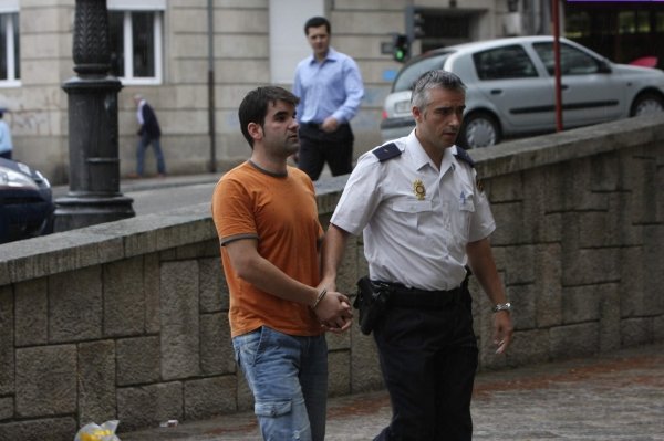 Uno de los últimos detenidos por robo en la ciudad, escoltado por un policía ante el Juzgado. (Foto: Miguel Ángel)