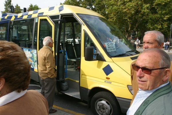 Usuarios de la nueva línea de autobús (C17), en la parada de la Alameda. (Foto: José Paz)